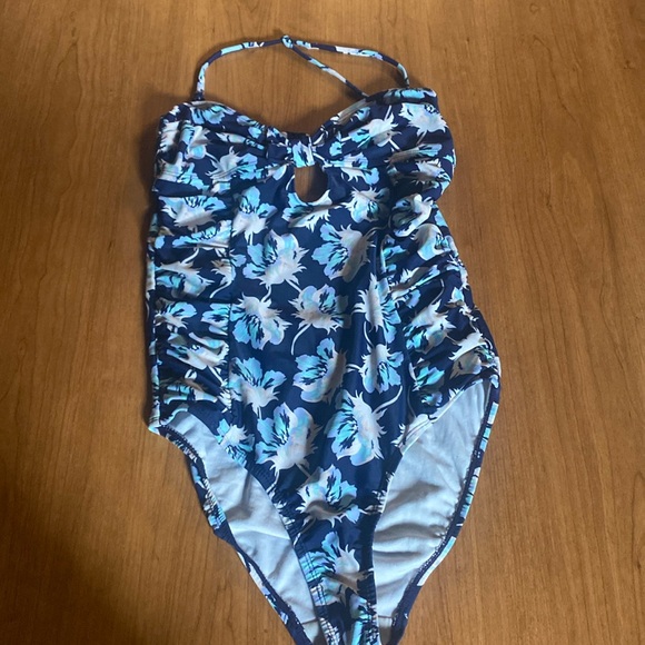 Atlantis Bahamas bathing suit - Picture 1 of 3